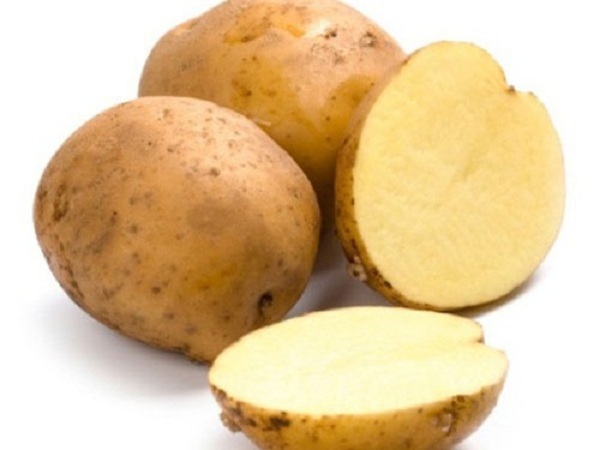 Mẹo vặt nhà bếp dùng khoai tây sống khắc phục món mặn