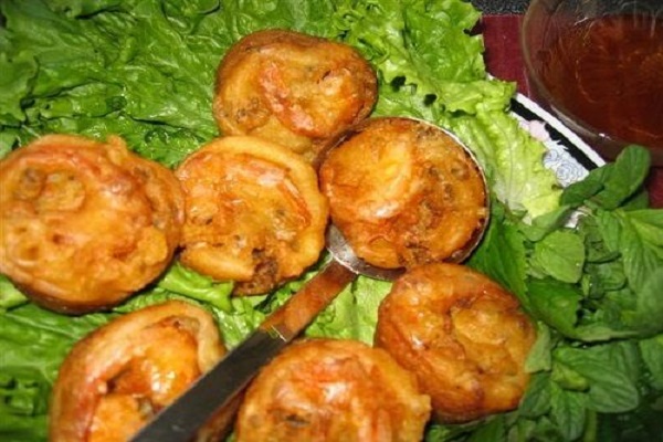 Bánh cống (hay còn gọi bánh cóng) là một món ăn khá nổi tiếng được bán ở hầu khắp chín tỉnh đồng bằng Sông Cửu Long. 