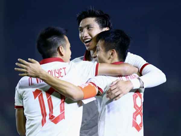 Ăn mừng chiến thắng trước tuyển Lào trong lượt trận vòng bảng đầu tiên