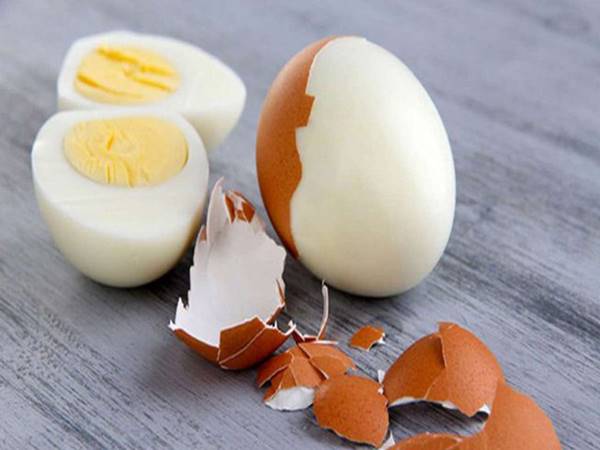 Mẹo bóc vỏ trứng nhanh trong tích tắc vô cùng đơn giản